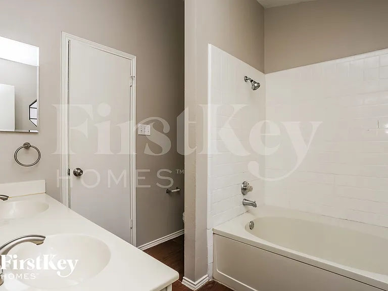 4368 Saugus Dr — Photo 10