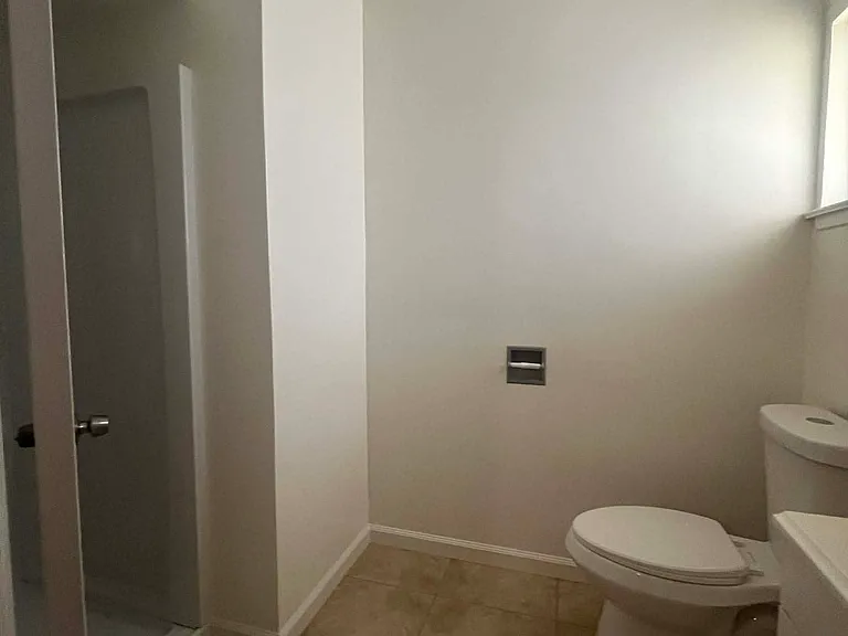 480 Iona Ave — Photo 3