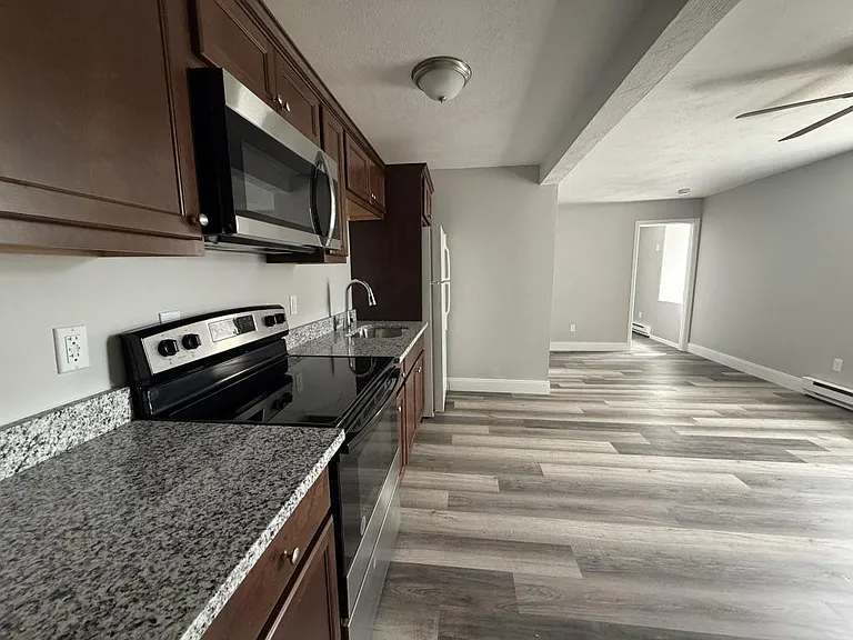 158 Wellington St — Photo 2
