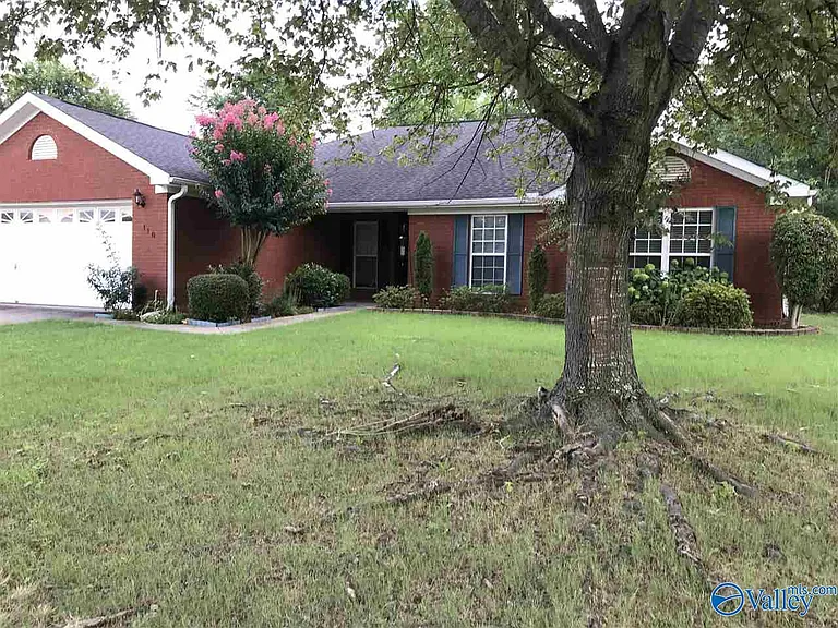 110 Bridgeway Ln — Photo 1