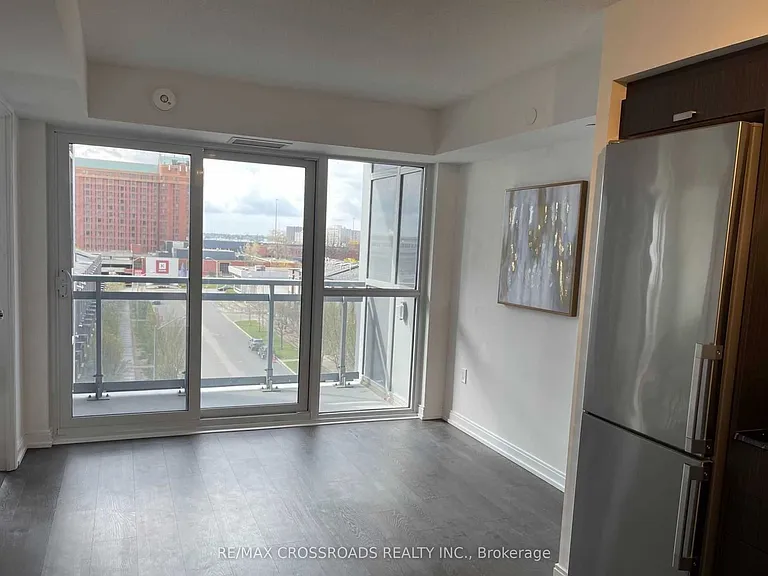 275 Village Green Sq #525 — Photo 2