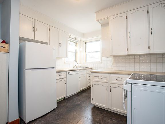 3rd image of 16 Juniper Cres