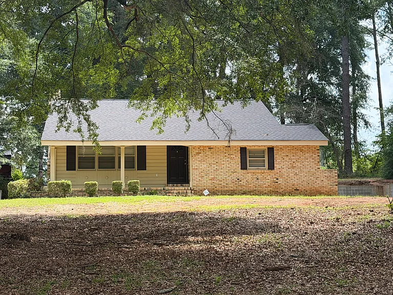 1403 Edgewood Dr — Photo 2