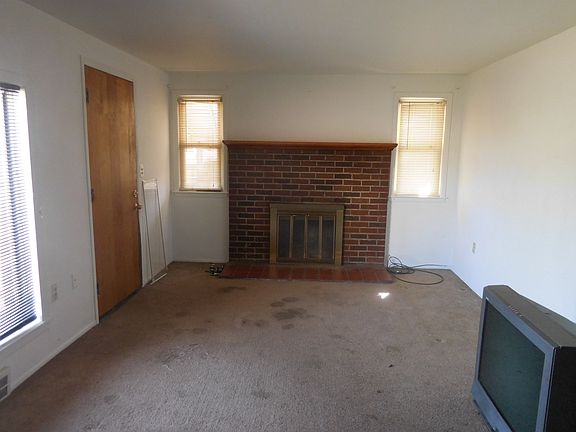 4th image of 19305 Beech Daly Rd