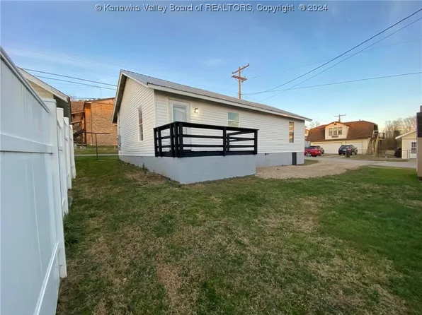 509 May St, Hamlin, WV 25523