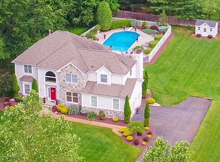 76 Sweetmans Ln, Manalapan, NJ