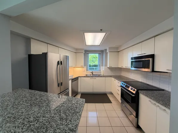 388 Drake St #105, Vancouver, BC V6B 6A8