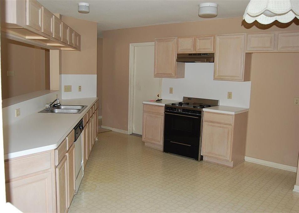 2nd image of 2423 Sherwood Hollow Ln