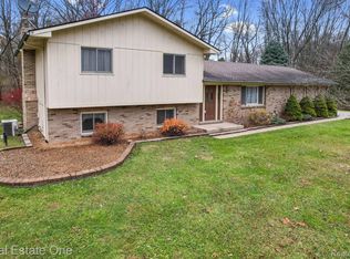 3000 Harmony Ln, Milford, MI 48380