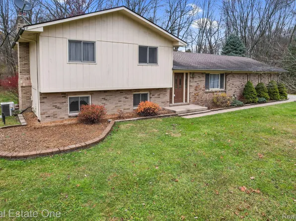 3000 Harmony Ln, Milford, MI 48380