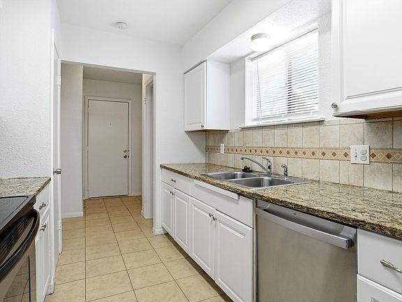 4th image of 924 Wisteria Way