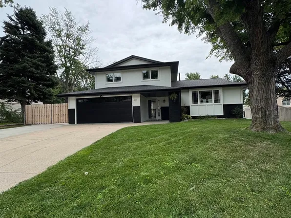 801 Donegal Dr, Papillion, NE 68046