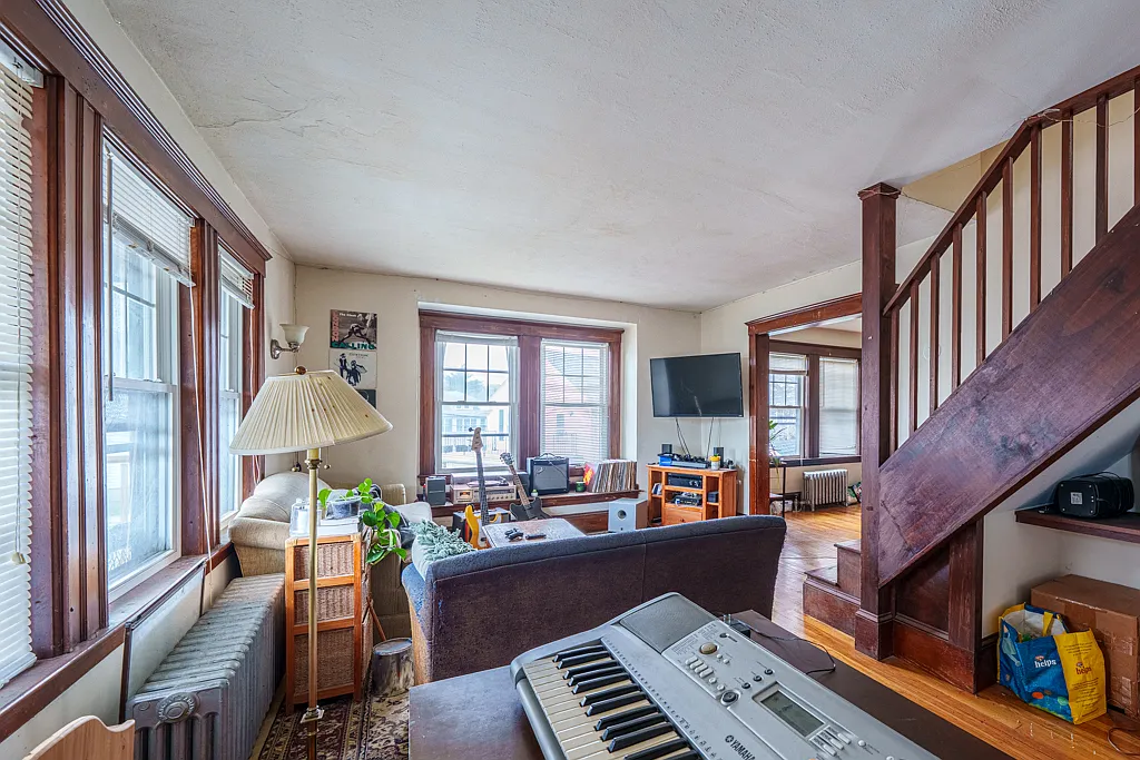 4 bed, 1.5 bath, $4,000 — Photo 1