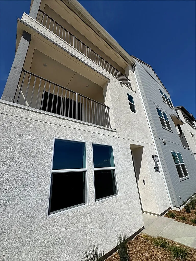 3 bed, 3.5 bath, 1810 sqft, $4,200 — Photo 2
