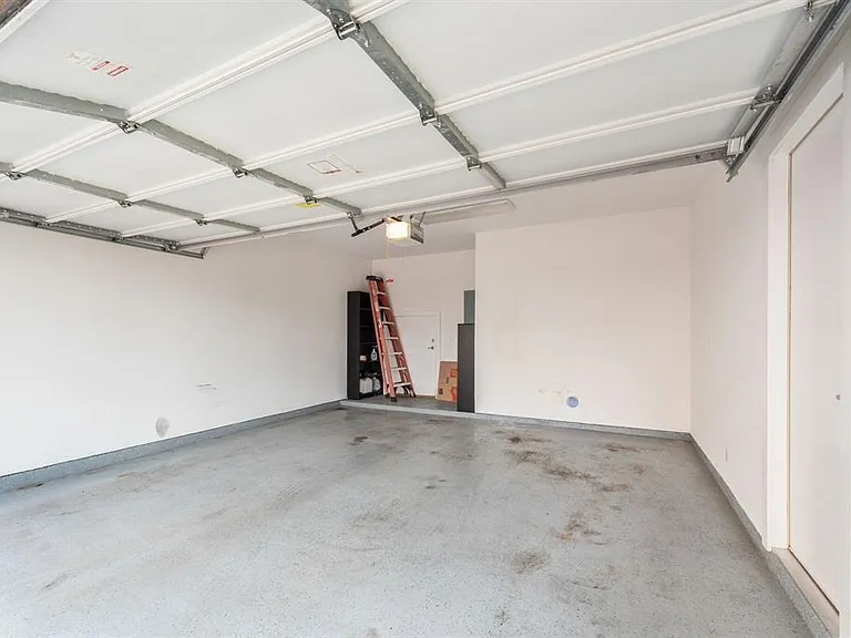 6127 Clyde St #B — Photo 32