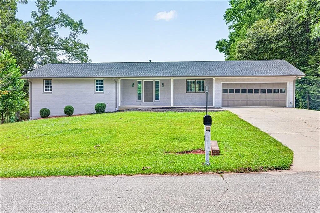 5 bed, 3.0 bath, 3295 sqft, $3,500 — Photo 1
