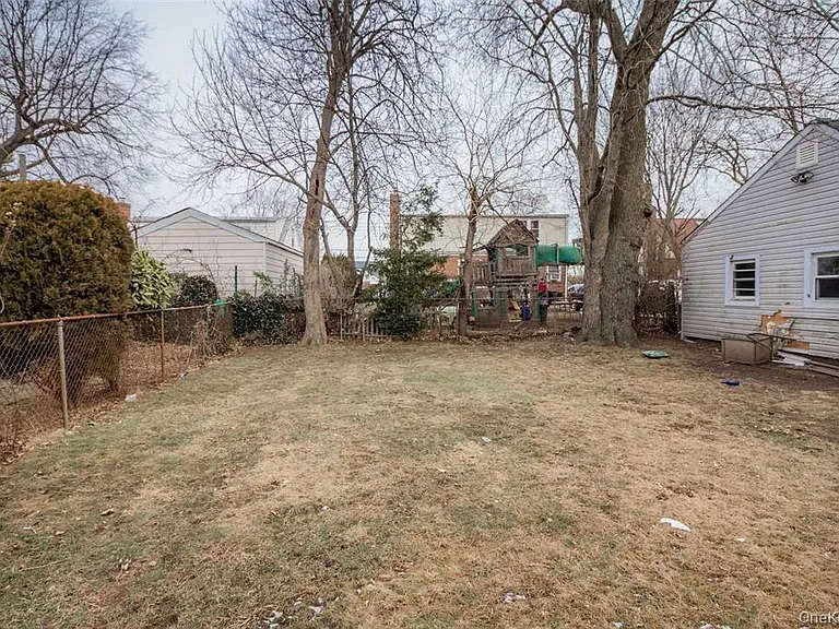 158 Rhodes Ave — Photo 5