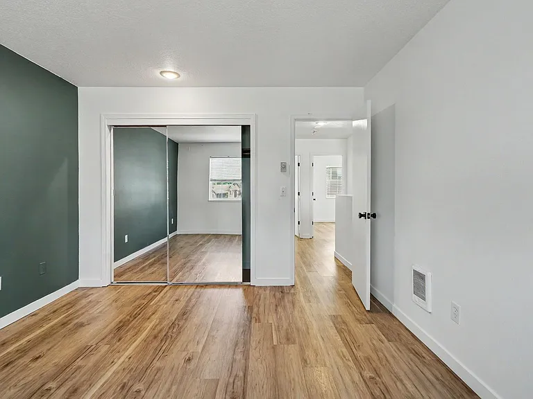 5260-5262 Springcrest Dr S — Photo 25