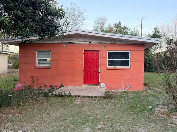 551 S 9th St, Macclenny, FL 32063