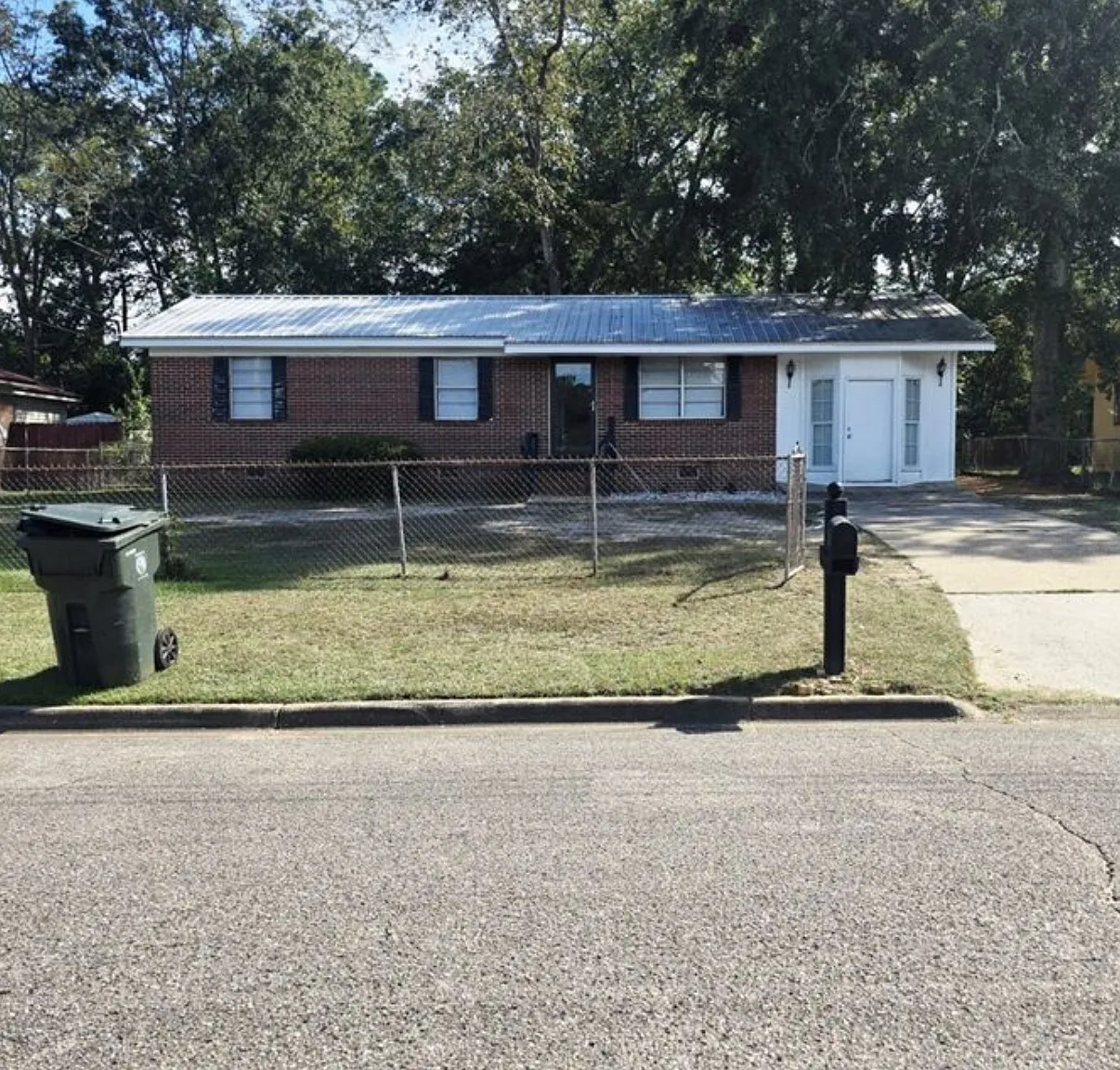 4 bed, 1300 sqft, $1,300 — Photo 1
