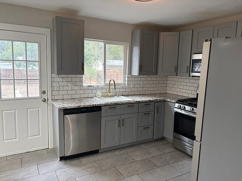 3 bed, 1.0 bath, 960 sqft, $1,900 — Photo 2
