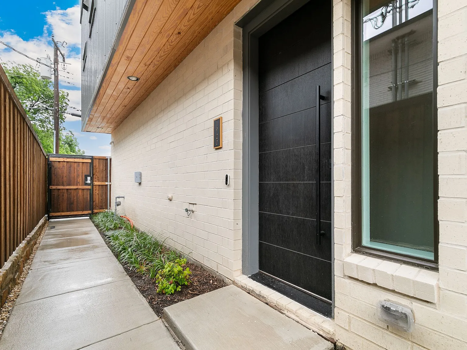 3 bed, 2242 sqft, $4,400 — Photo 3