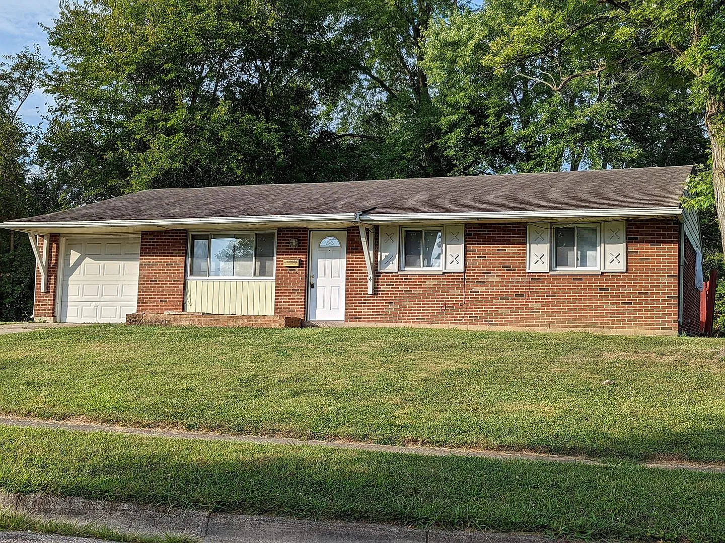 Cute 3 bedroom 1.5 bath with patio — Photo 1