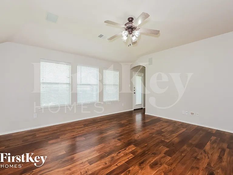 8028 Plateau Dr — Photo 2