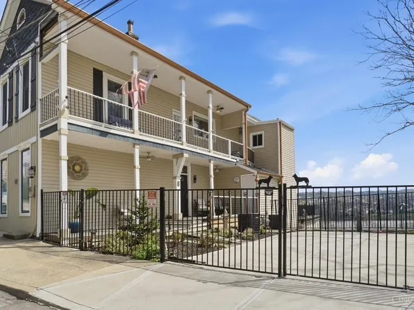 1221 Martin Dr, Cincinnati, OH 45202