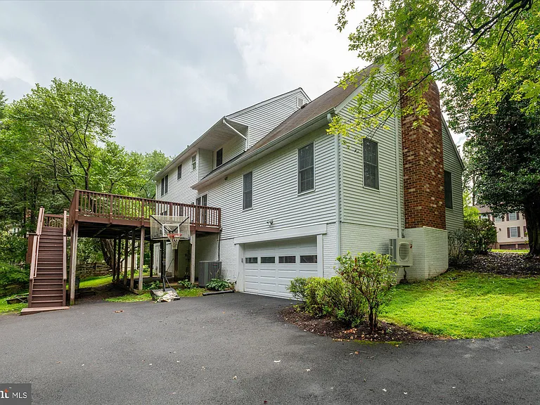 9708 Locust Hill Dr — Photo 49