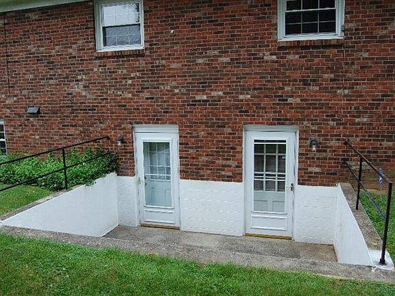 2nd image of 264 Fontaine Cir