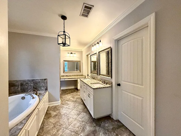 904 Lynn Cir — Photo 11