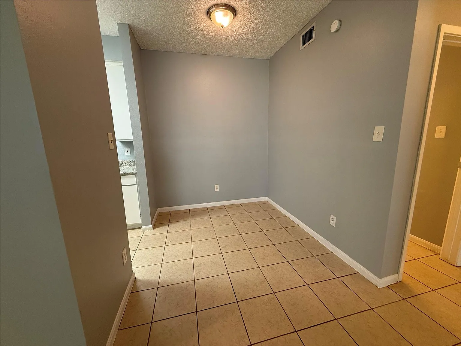1 bed, 1.0 bath, 784 sqft, $975 — Photo 4