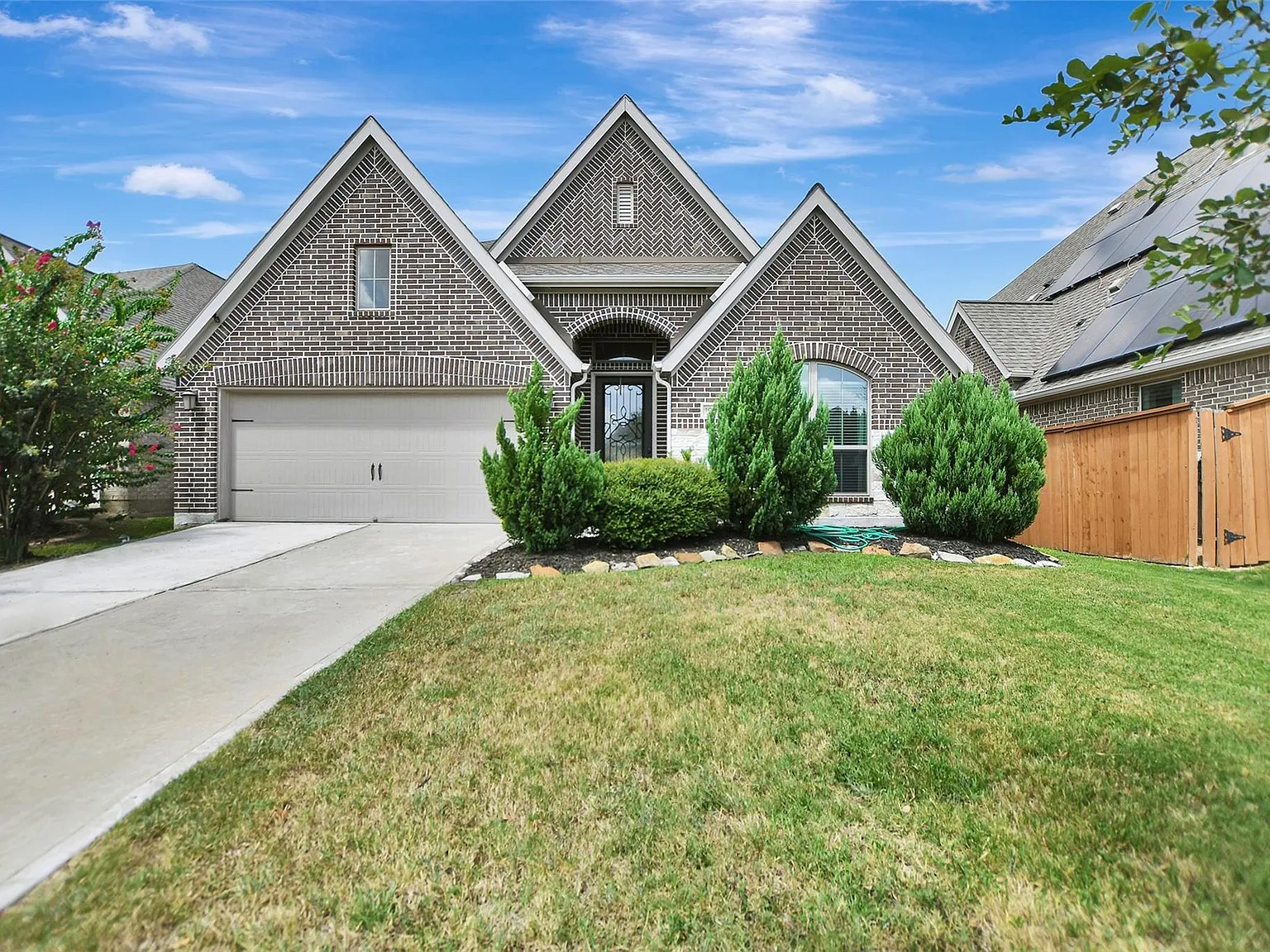 4 bed, 3.0 bath, 2744 sqft, $3,700 — Photo 2