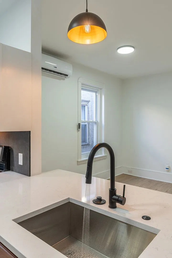 Spacious 3-bedroom top-floor apartment — Photo 3