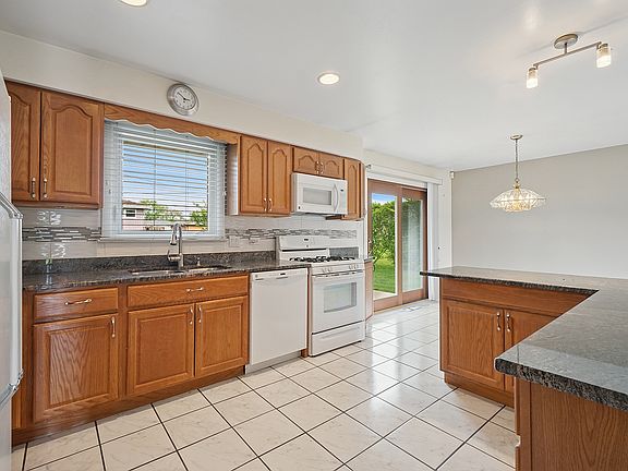 5th image of 10443 S 82nd Ct