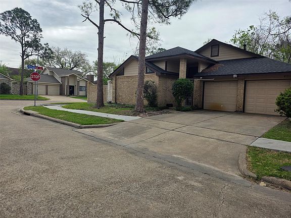 5th image of 7803 La Rochelle Cir