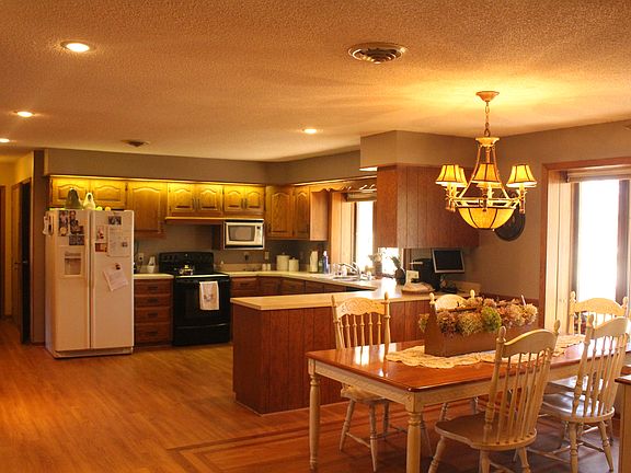 Open floor plan to livingrm 