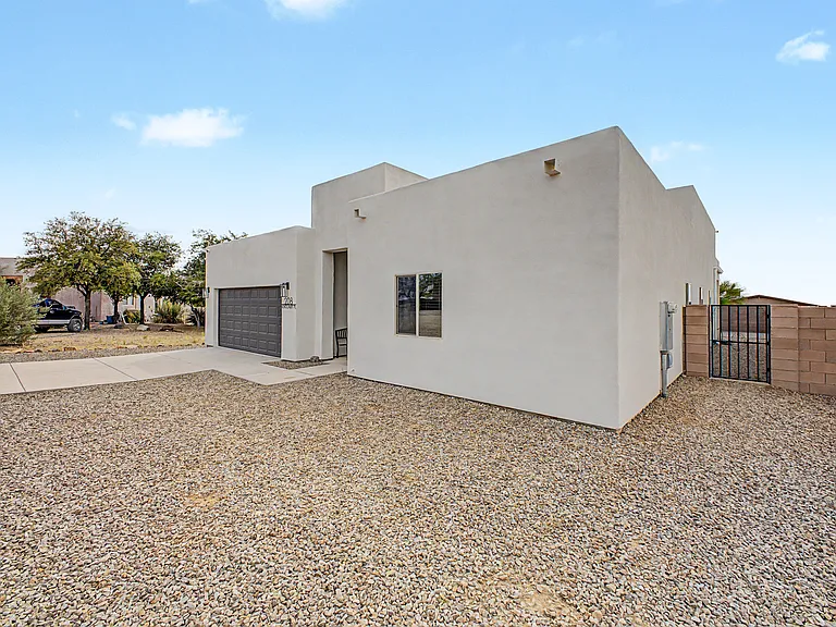 208 S Montgomery Pl — Photo 3