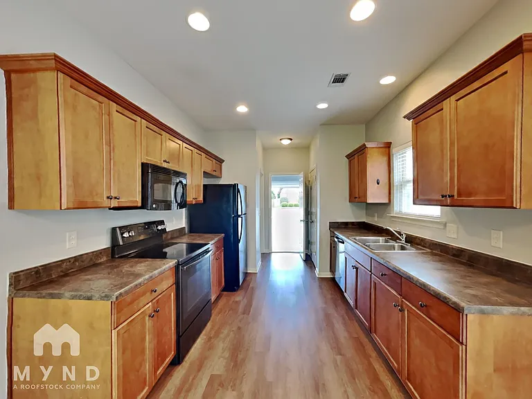 1192 Washington Dr — Photo 3