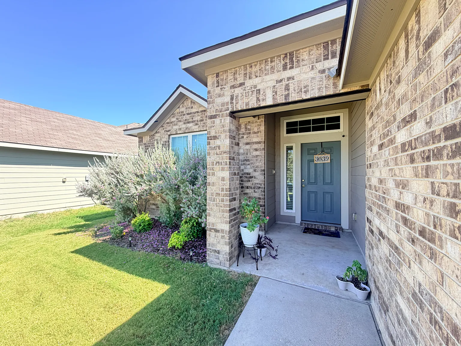 3 bed, 1435 sqft, $1,700 — Photo 2