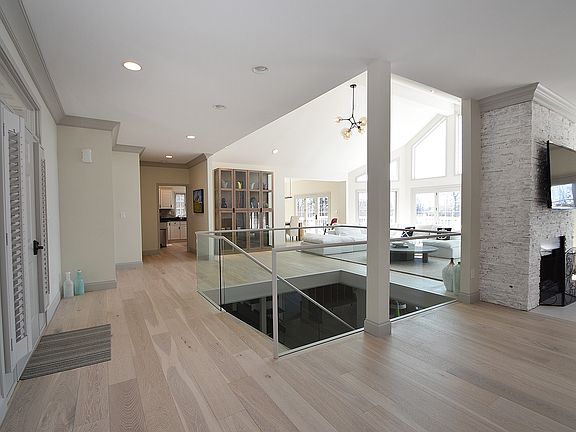 4th image of 2055 Island Dr
