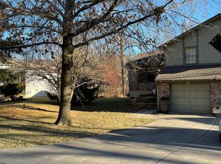 9805 Red Oak Ln, Parkville, MO 64152