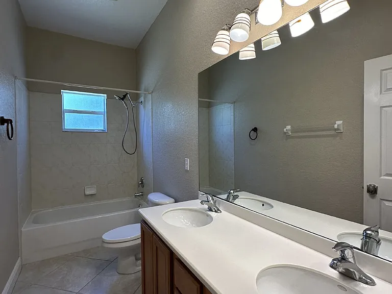 130 Oyster Pl — Photo 11