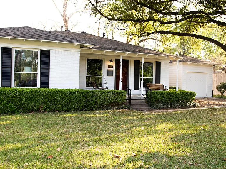 3808 Shorecrest Dr — Photo 2