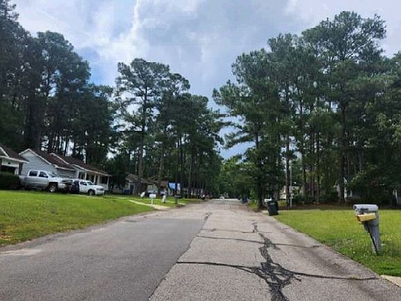 Exterior Neighborhood (street photo)