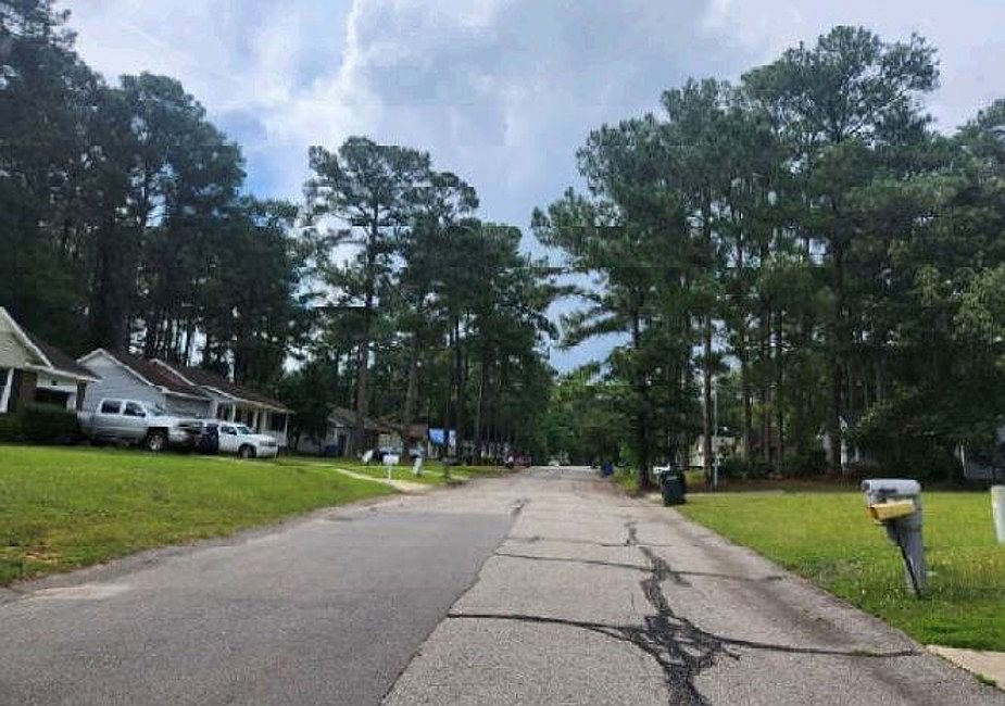 Exterior Neighborhood (street photo)