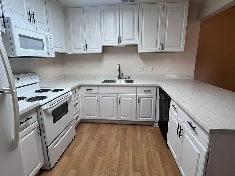 7915 Zenith Dr — Photo 4