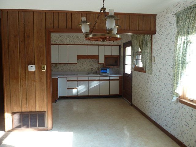 2nd image of 687 Morton Ave NE