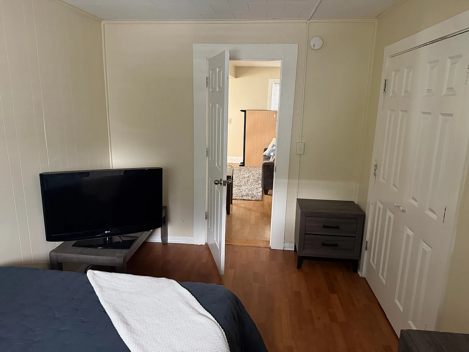 Furnished 3 bed/1 bath, walking distance to church st - in residential area — Photo 2